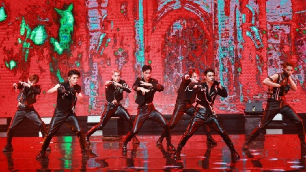 原子少年唱3天吸9000人 穿回制服重現招牌曲