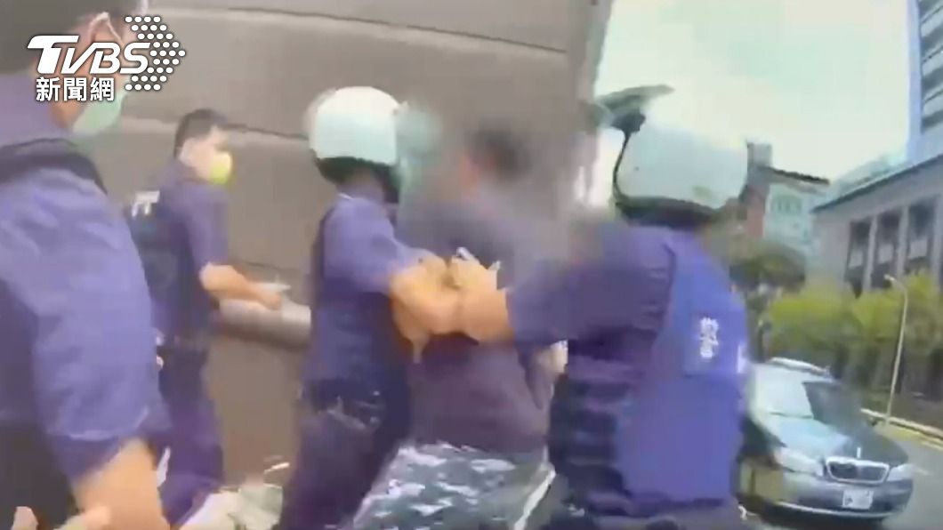 不滿被念「做太快」!酒醉工人持刀嗆 見警到場還暴怒毆