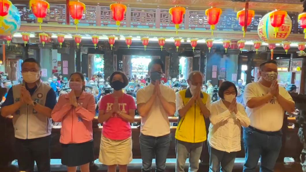 國民黨台北市長參選人蔣萬安前往關渡宮參拜。(圖/蔣萬安辦公室提供)