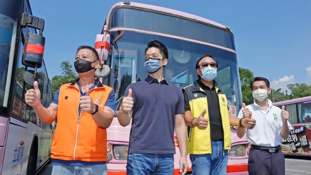 國民黨台北市長參選人蔣萬安推出公車政見。(圖/蔣萬安辦公室提供)