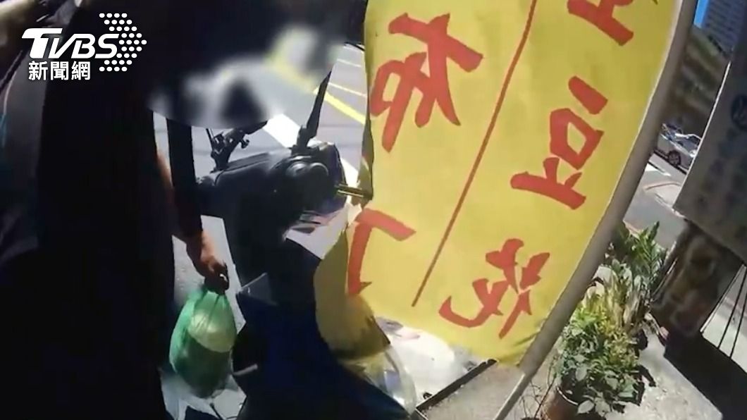 通緝犯才剛買好冰就被逮。(圖/TVBS)