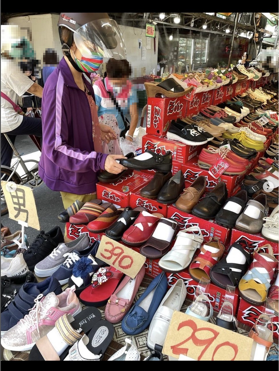 Lulu還模仿阿桑挑貨的樣子。(圖/翻攝自@sunnygirl800424 IG)