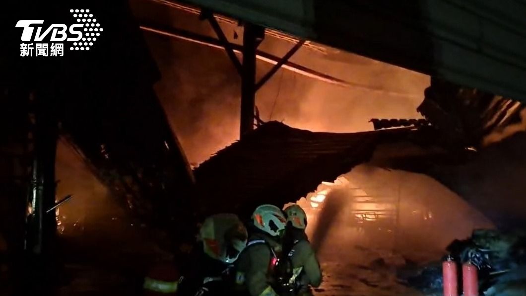 基隆花圈工廠暗夜大火 「百坪廠房陷火海」付之一炬