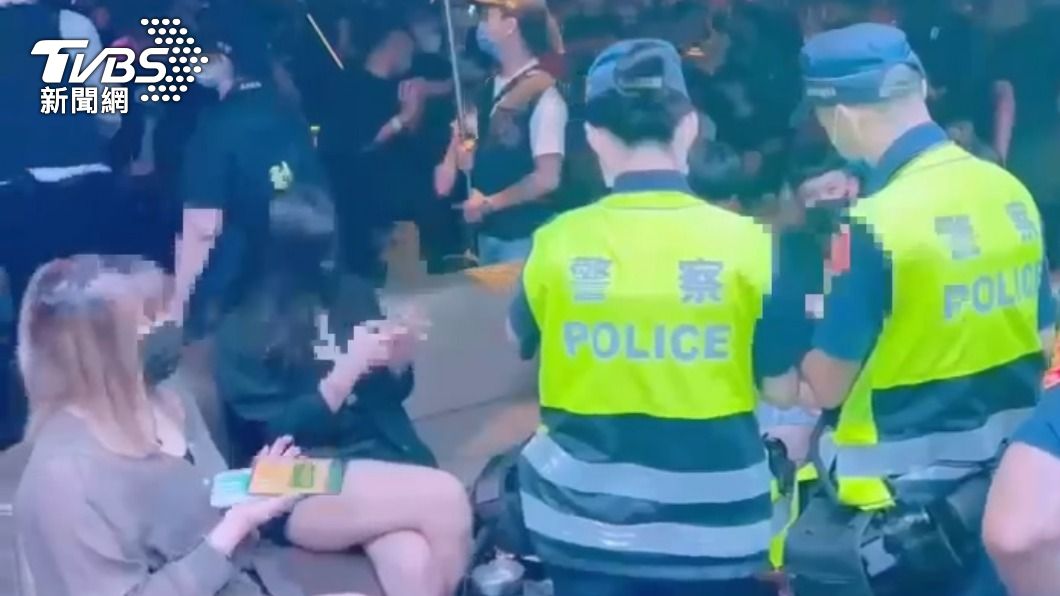 警方擴大臨檢並宣導詐騙防範。（圖／TVBS）