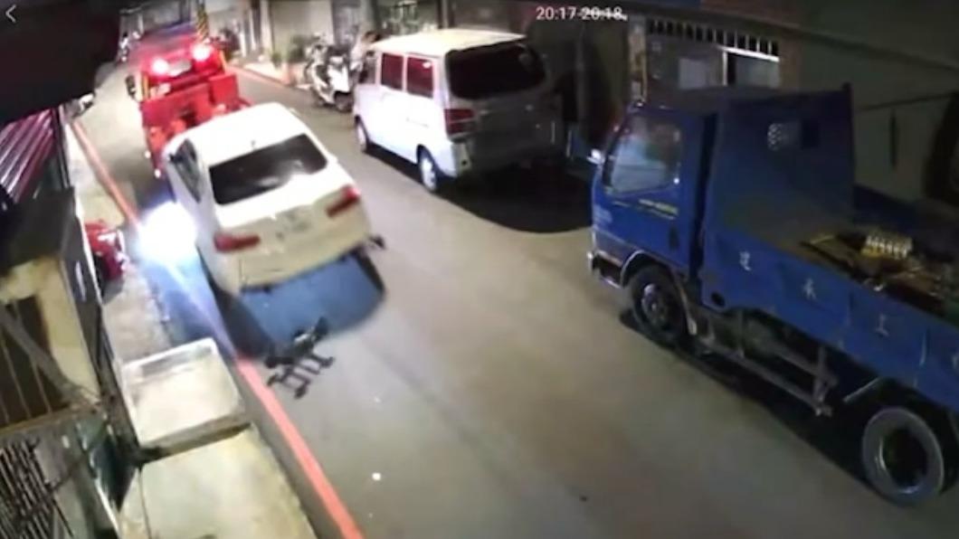 拖走違停轎車!半途傳怪聲 駕駛一看「少一輪」尷尬了...