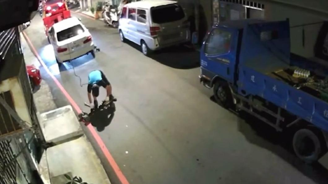 司機將輔助輪撿回去。(圖/Facebook我們是新店人!! 好山好水,就是愛新店)