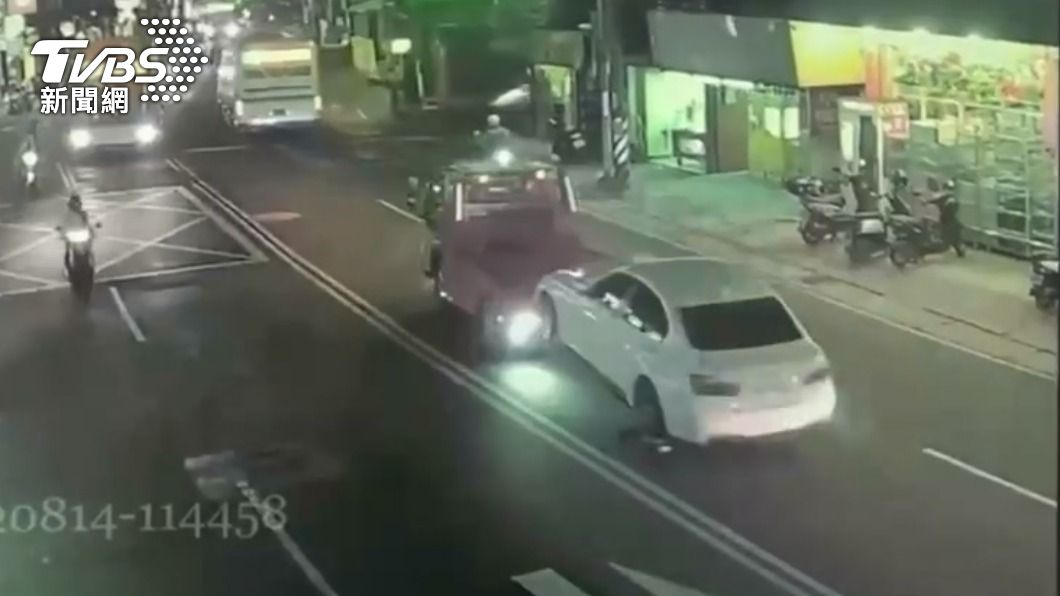 白車被拖回保管場。(圖/TVBS)