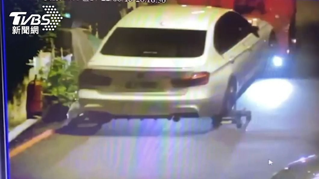 白車紅線違停被拖吊,結果車輛受損。(圖/TVBS)