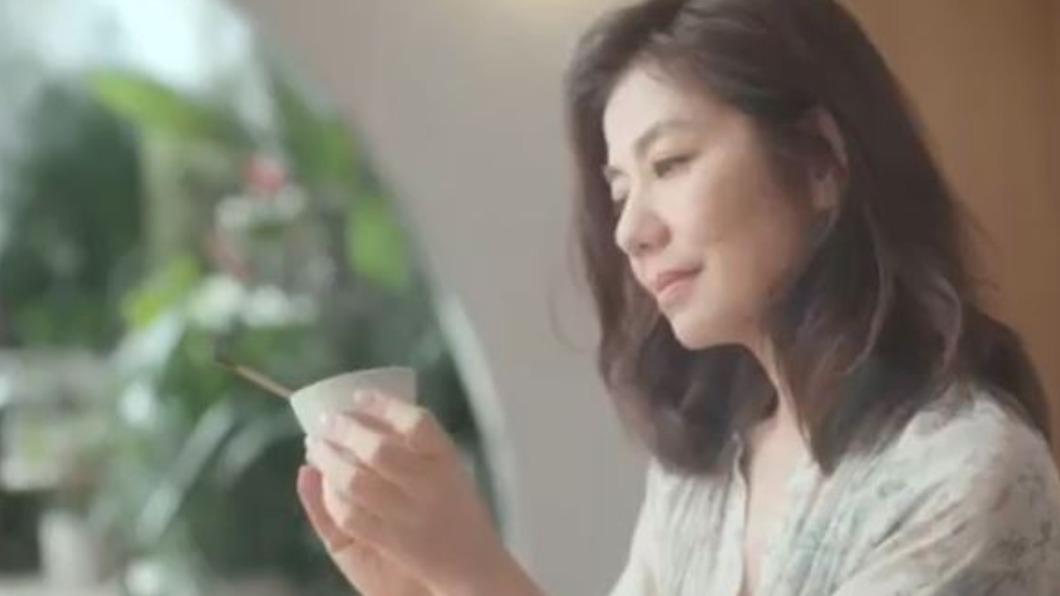 鍾楚紅拍照時,堅持不修圖。(圖/翻攝自微博)