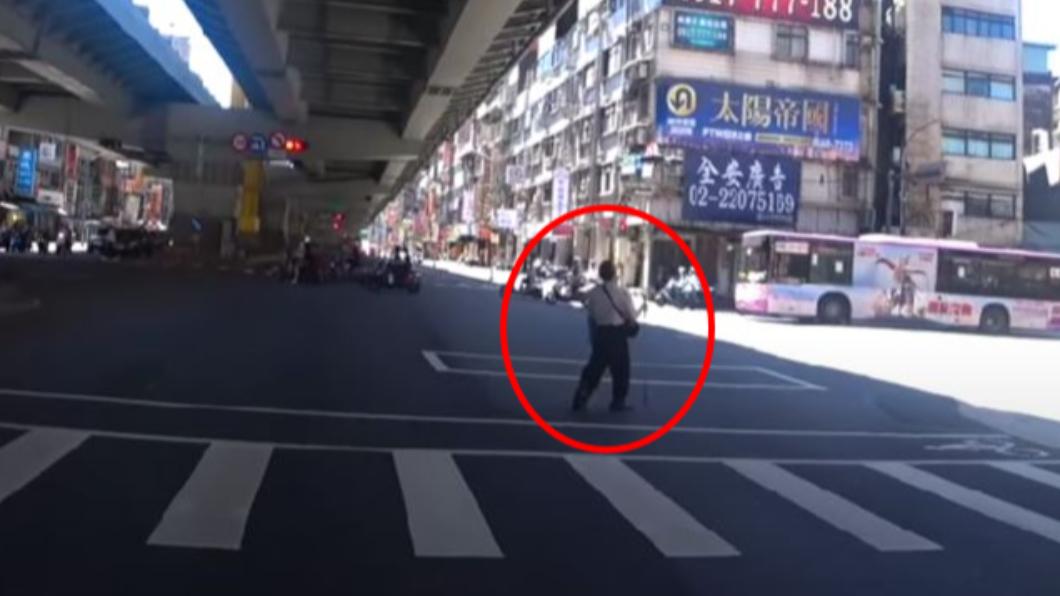 袁立誠在停等紅綠燈時發現老伯偏離斑馬線,相當危險。(圖/翻攝自袁立誠YouTube)