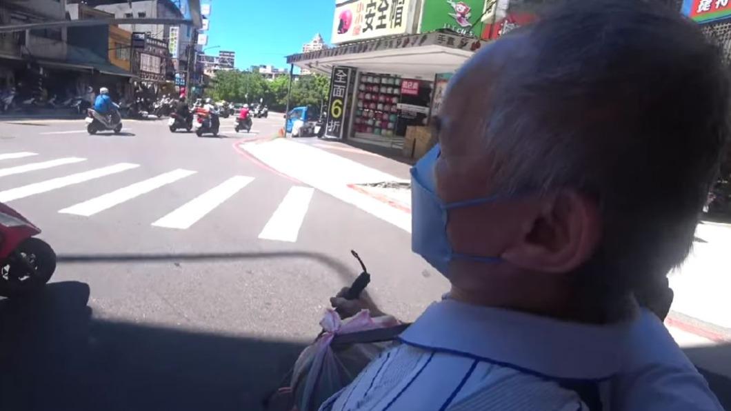 袁立誠協助視障老伯,呼籲網友一起當他們的眼睛。(圖/翻攝自袁立誠YouTube)