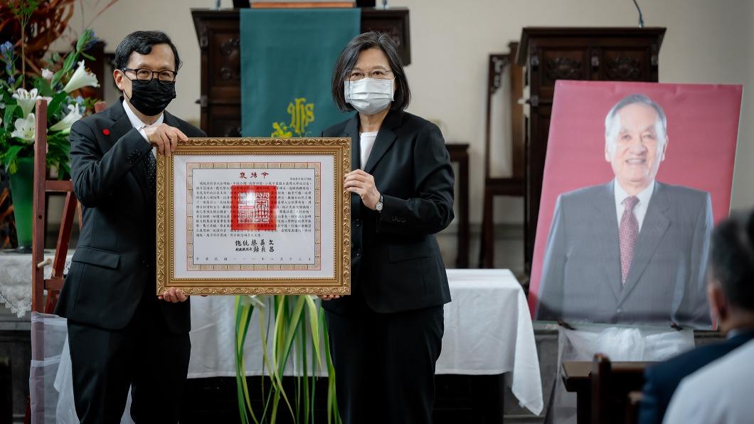 蔡英文首先頒贈褒揚令，由彭明敏長子彭旼代表接受。（圖／總統府提供）