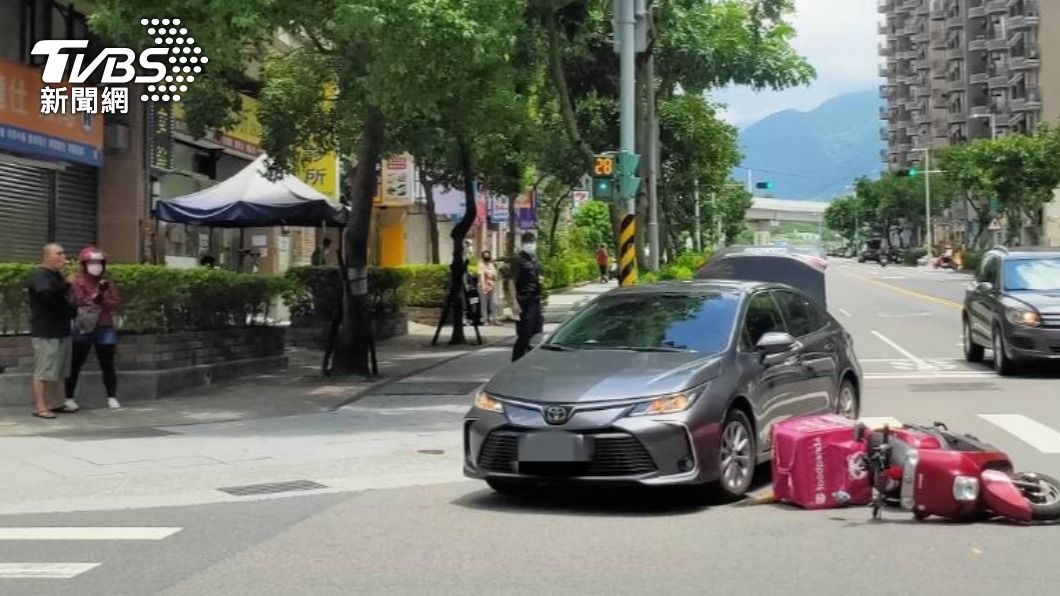 為禮讓行人緊急煞車!女外送員緊跟在後 閃不及追撞慘摔