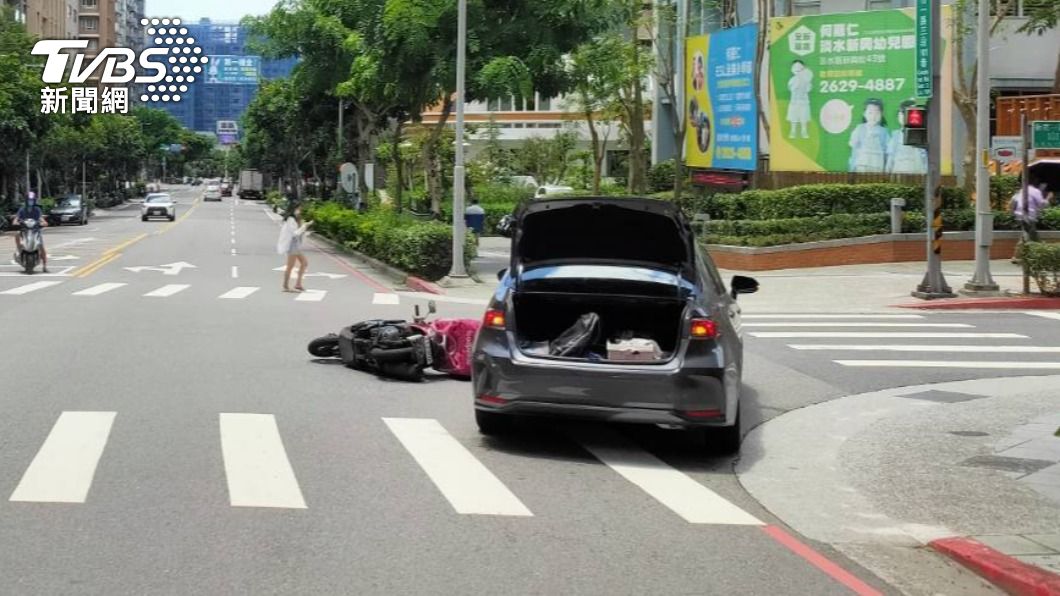 轎車當時疑似準備右轉，剛好遇上行人要過馬路。（圖／TVBS）