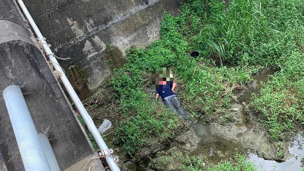 女騎士撞護欄噴飛!直墜3樓高橋下 「躺爛泥中」保住一命