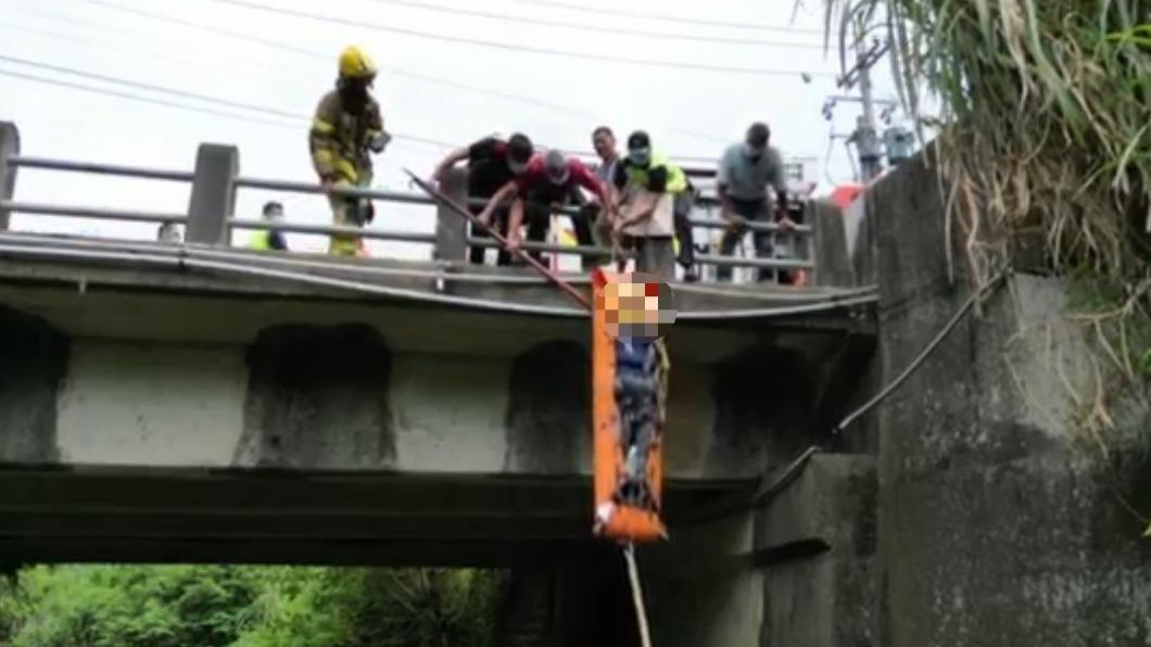 救護人員將女子吊掛救上路面。(圖/翻攝自新竹爆料公社)