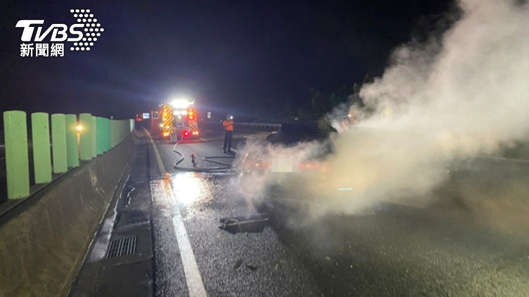 賓士男南二高肇事！挨撞轎車路中起火　警察一聞：有酒臭