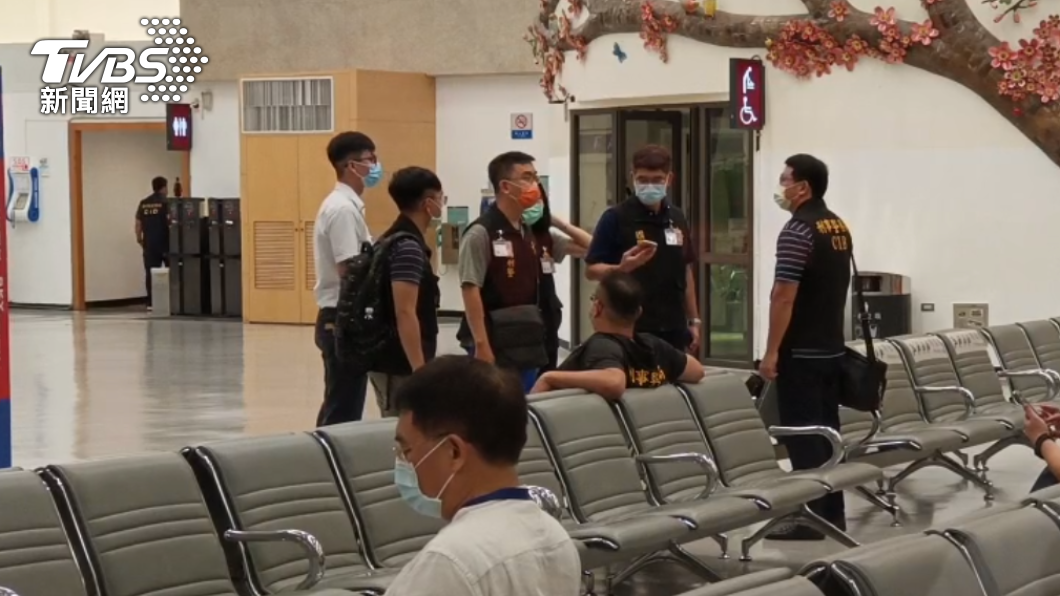 刑事局人員稍早在機場等候。(林志偉攝)