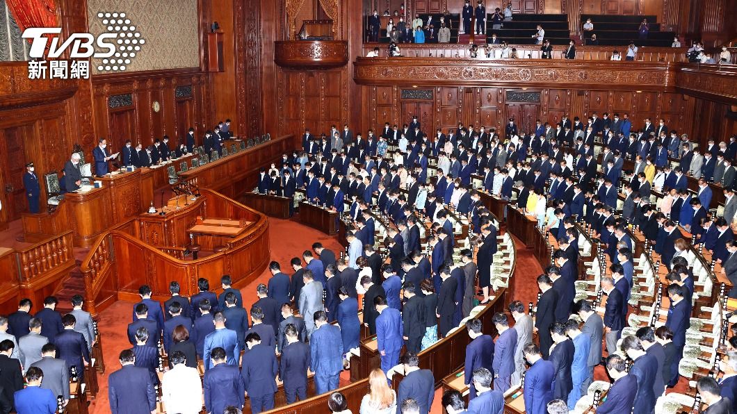 美國眾議院議長裴洛西訪問日本國會,對前首相死亡表達哀悼。(圖/達志影像美聯社)