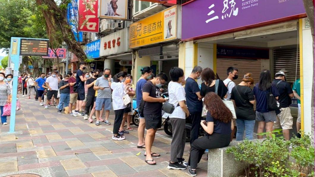 三統漢菓子去年中秋節引發排隊潮。(圖/三統漢菓子提供)