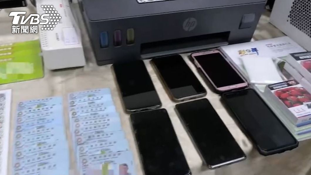 專勤隊查扣居留證成品1000多張以及半成品300多張。（圖／TVBS）