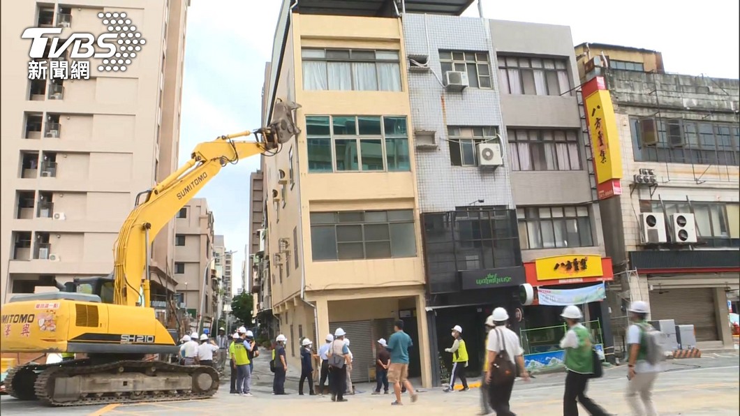 高雄工地路塌致7鄰房「歪樓」　建商：粉身碎骨全力賠償