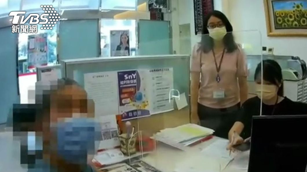 行員發現有異緊急通知員警到場。(圖/TVBS)
