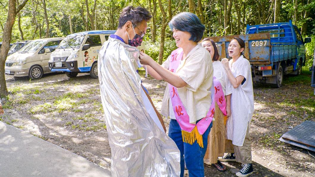 嚴藝文被湊對「全台最帥醫師」 害羞狂笑:我抵擋不了