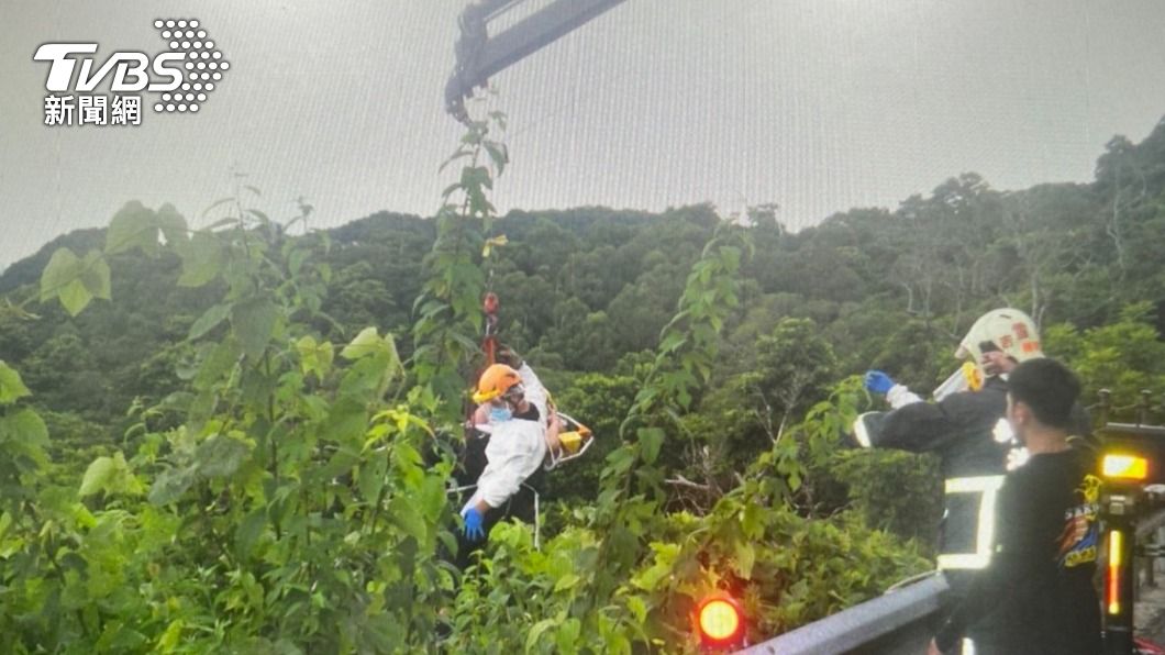 彎不過去！紅牌重機北宜失控衝對向撞機車　騎士拋飛墜邊坡