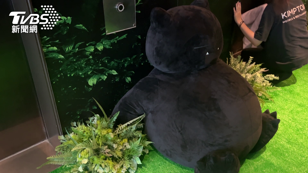 卡比獸坐在電梯口迎賓。（圖／葉韋辰攝）