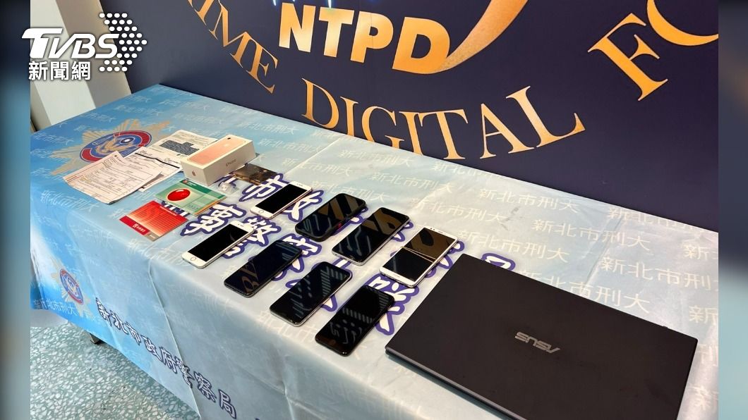 警方查扣犯案工具、帳本、信用卡。(圖/TVBS)
