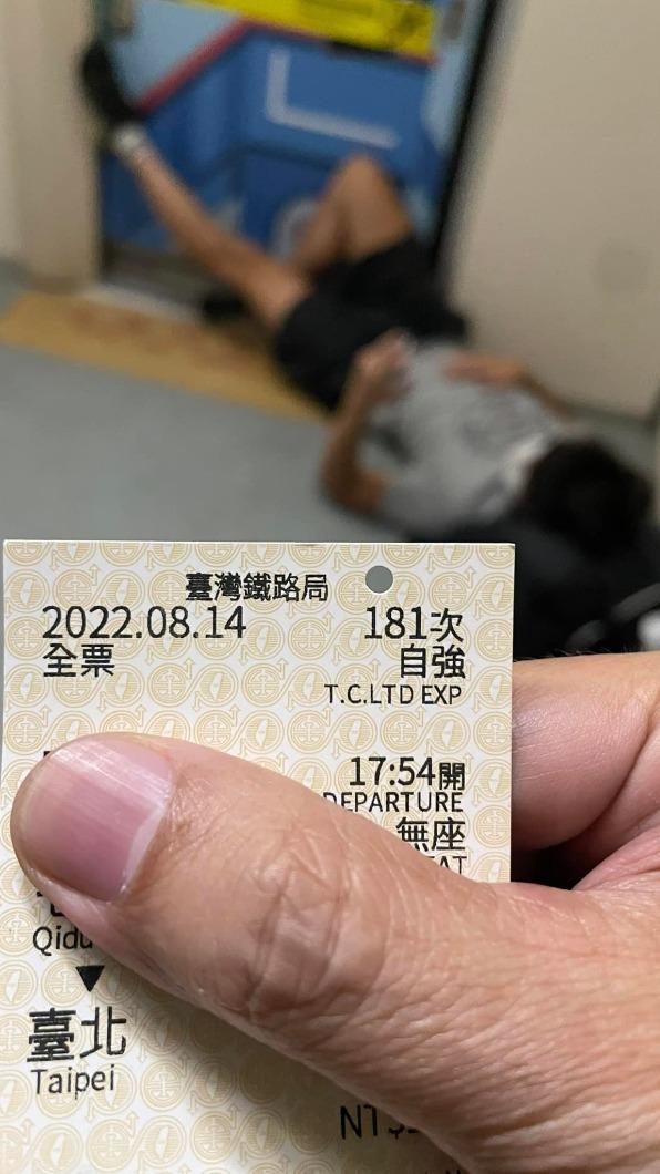 民眾搭乘台鐵自強號,發現有人躺在門邊。(圖/翻攝自靠北台鐵 臉書)