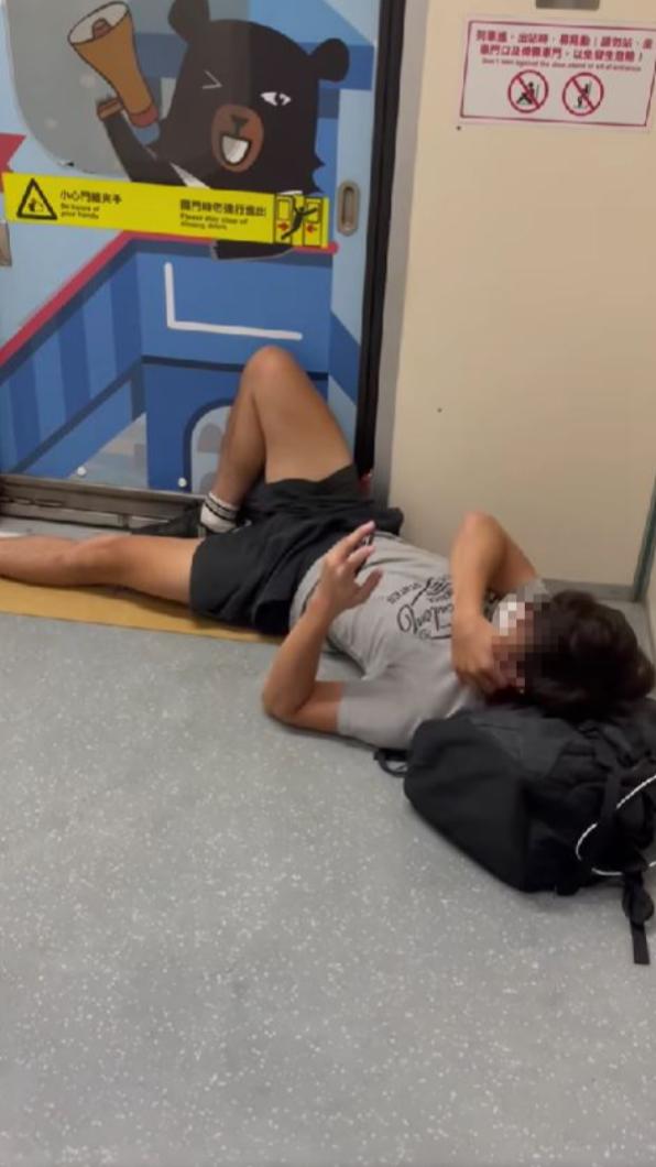 目擊民眾表示,列車到台北站欲下車時,該名年輕男子還躺在門邊。(圖/翻攝自靠北台鐵 臉書)