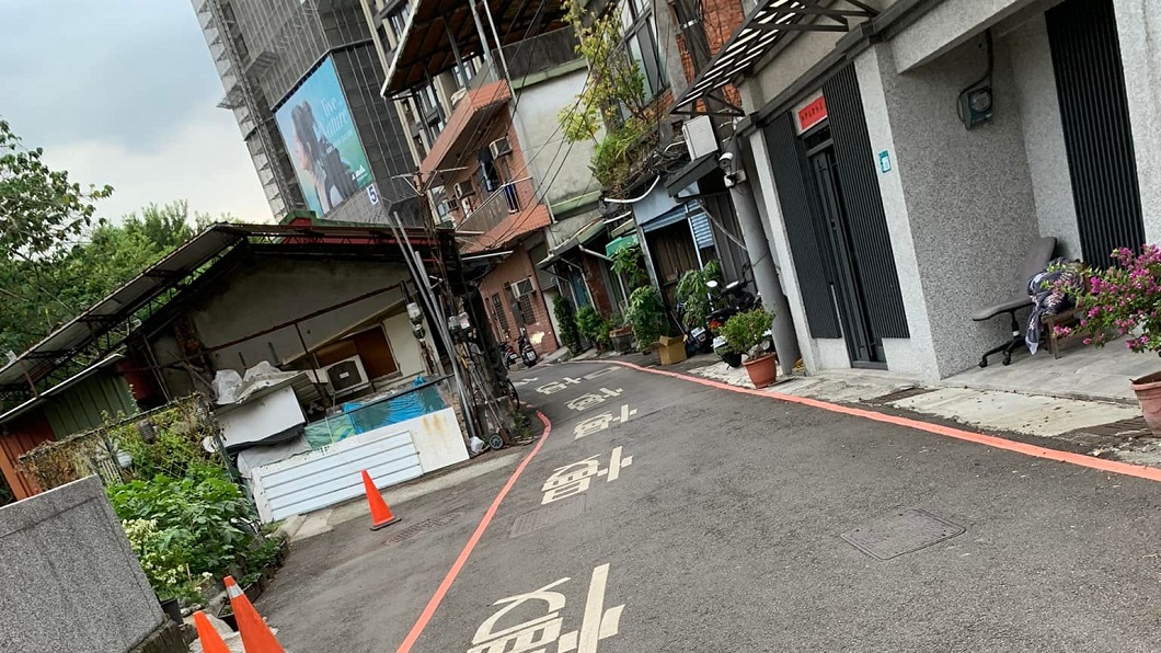 巷子路面連7「慢」 萬人朝聖笑翻:有聲音