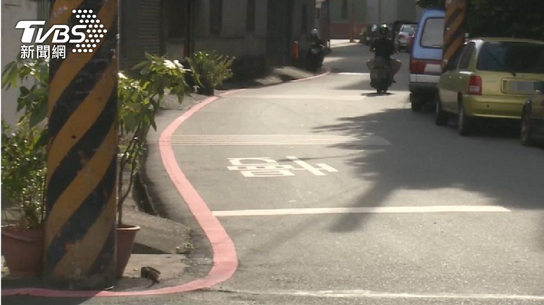 在台灣許多路段或巷口馬路上都會漆上慢字。(圖/TVBS資料畫面)