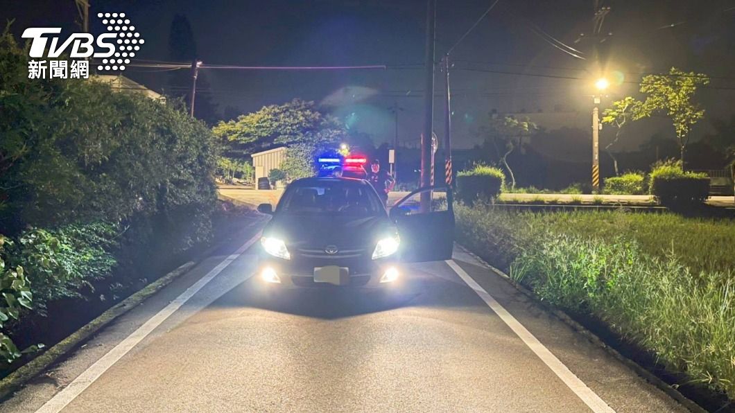 代誌大條 男車停路中央呼呼大睡 警路過逮酒駕