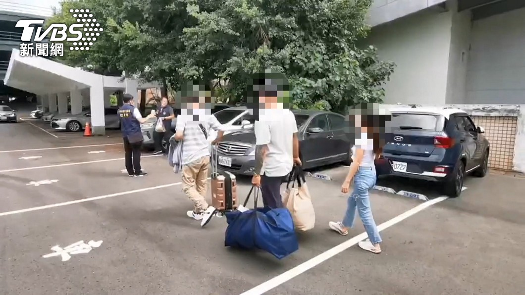 其中一名30歲男子表示過去柬埔寨1個沒遭到暴力脅迫還包吃包住月領4萬過得比當兵還好。(圖/TVBS)