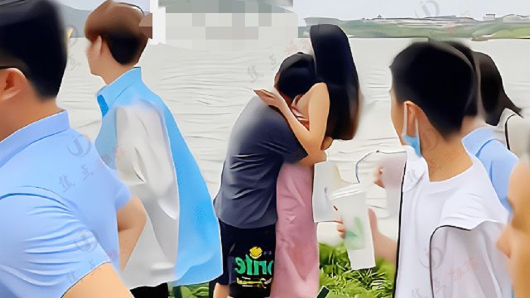 最後女方抵擋不住男方攻勢只好讓他「臉貼胸」。(圖/翻攝自搜狐新聞)
