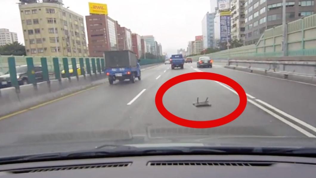 如果車主沒有將裝載的貨物固定好,影響到用路人就不好了。(圖/TVBS)
