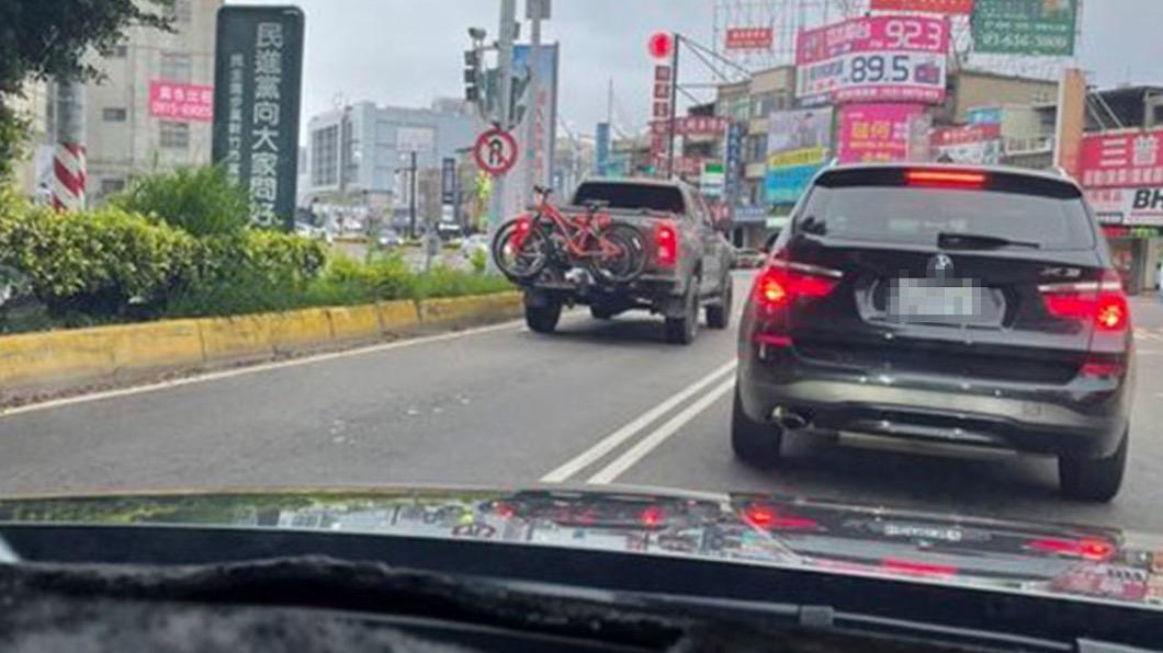 熱愛運動的人喜歡載著腳踏車趴趴走,有人會選擇在車頂或是車尾加裝腳踏車架。(圖/TVBS)