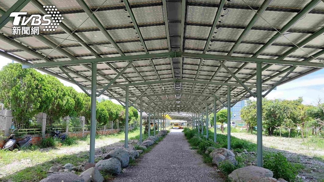 十字走道也裝設太陽光電板。(圖/台鐵提供)