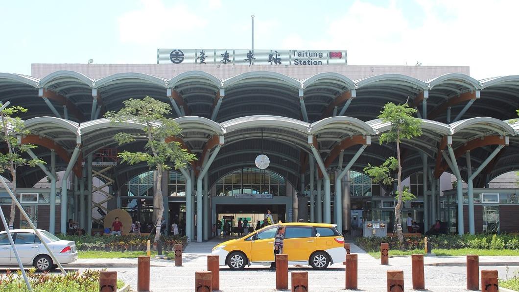 台東火車站門面設計成波浪狀。(圖/翻攝自維基百科)