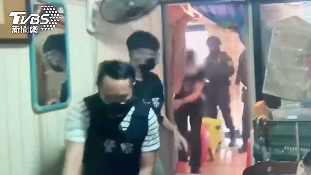 警方荷槍實彈攻堅,當場逮捕14人。(圖/TVBS)