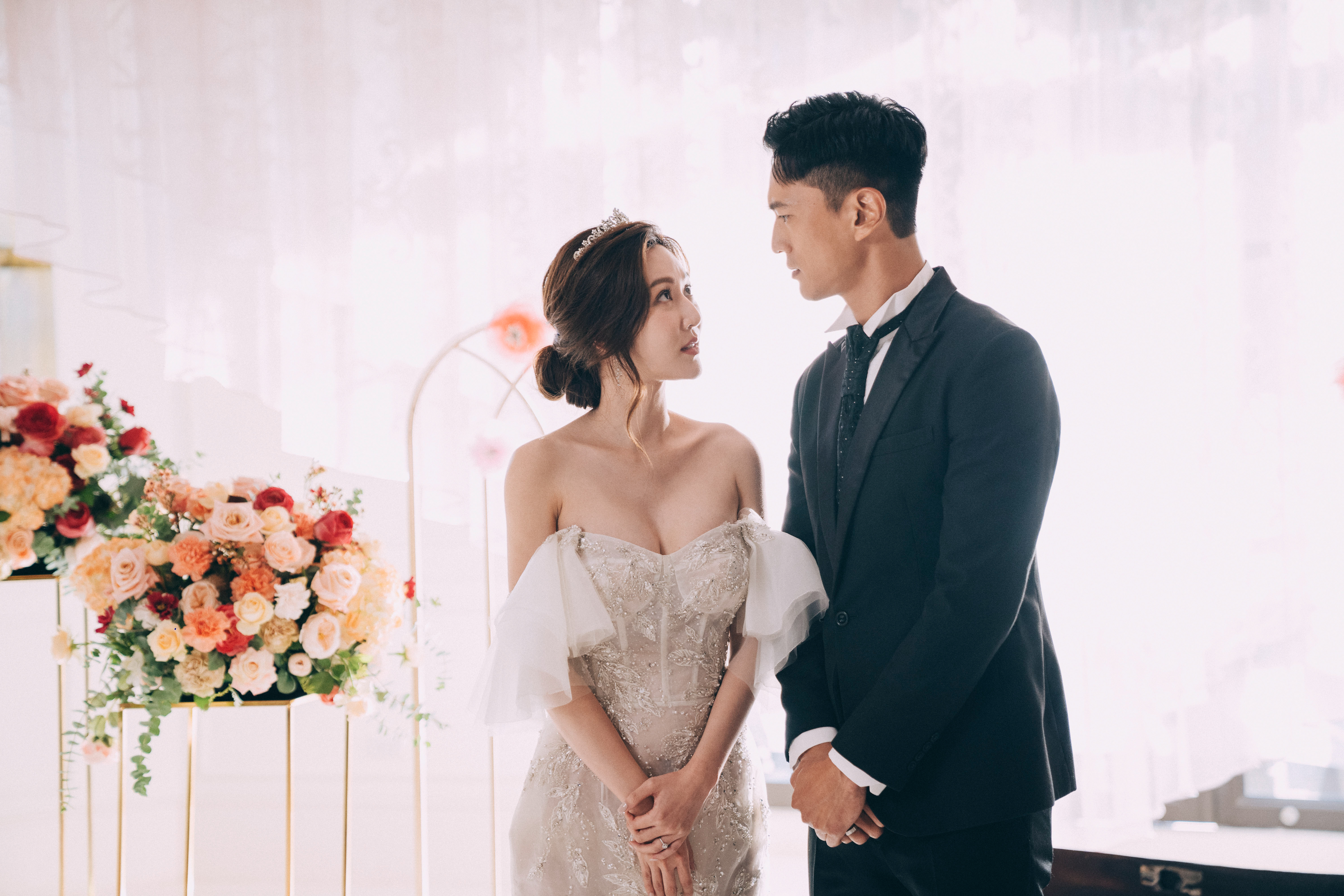 曾莞婷(左)與鍾承翰飾演夫妻。(圖/Netflix提供)