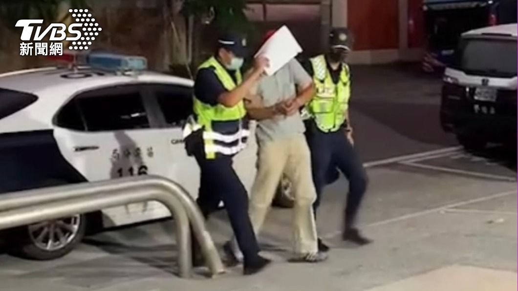 員警將朱男逮捕歸案。（圖／TVBS）