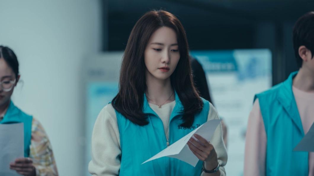 林潤娥演出李鍾碩妻子。(圖/Disney+提供)