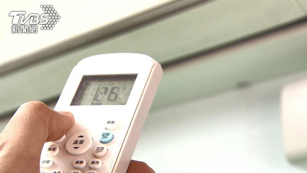 這名女子抱怨,冷氣就算開了還是不涼快。(非當事人,示意圖/TVBS)