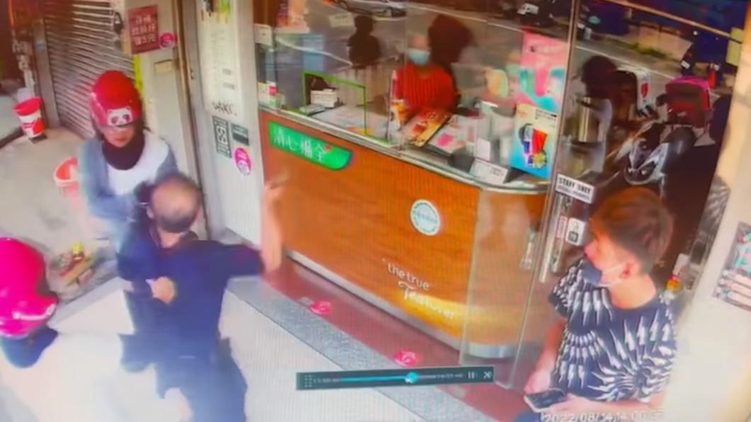 你能停我不能停?新竹阿伯不爽被嗆 抄高球桿狂K外送員