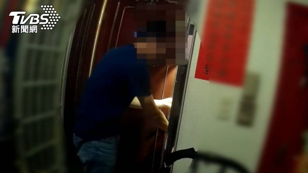 員警找來鎖匠開門。(圖/TVBS