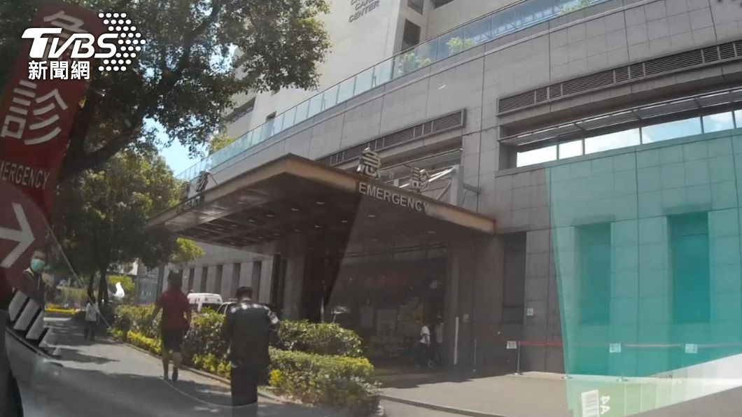 員警開道在6分鐘後抵達急診室。（圖／TVBS）
